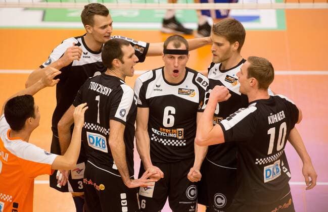 Friedrichshafen, Deutschland, 11.12.2014: Volleyball Bundesliga Saison 2014 2015 - VfB Friedrichshafen - BR Volleys. Das Team der BR Volleys jubelt: v.l. Erik Shoji (BR Volleys 2), Robert Kromm (BR Volleys 3), Scott Joseph Touzinsky (BR Volleys 1), Felix Fischer (BR Volleys 6), Christian Dünnes Duennes (BR Volleys 16), Sebastian Kühner Kuehner (BR Volleys 10)
