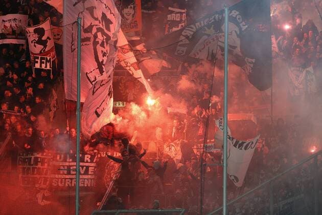 Frankfurter Fans zuenden bengalische Feuer Eintracht Frankfurt