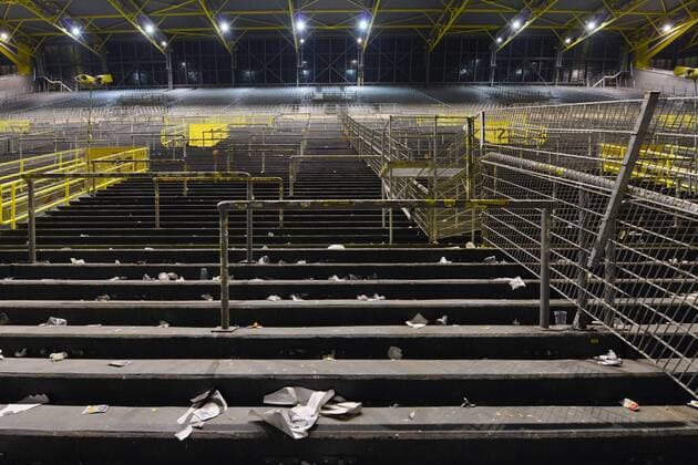 Borussia Dortmund --- Fussball --- 1.Bundesliga --- 25.03.2014 Dortmund, die leere Südtribüne im Signal Iduna Park nach dem Spiel, Schmutz, Abfall, Flutlicht, Feature, Hinterleger, Hintergrund