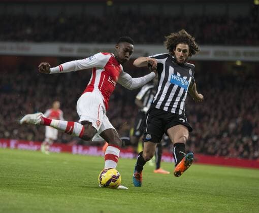13.12.2014. London, England. Premier League. Arsenal FC versus Newcastle United. Arsenal s Danny Welbeck has an early chance but he is closed down by Newcastle United s Fabricio Coloccini. xNigelxCookex  ActionPlus11582720