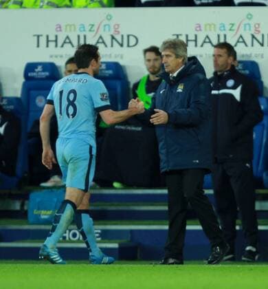 Aktuell Fußball, England, Premier League, Leicester City - Manchester City Leicester City v Manchester City . . Leicester, UK . . 13.12.2014 Manuel Pellegrini (Man City manager) congratulates goalscorer Frank Lampard (MC) as he takes him off. 