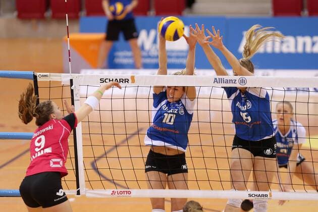 Stuttgart Volleyball Allianz MTV Stuttgart vs. USC Münster, v.l. Alisha Ossowski (Münster), Heather Meyers, Nicole Lindow (Stuttgart)