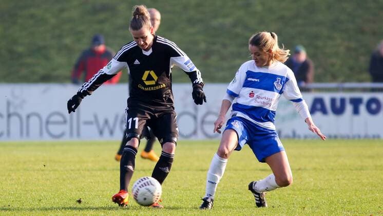 Aktuell Fussball, Frauen, 1. BL, FFC Frankfurt - MSV Duisburg v.li.: Simone Laudehr (1. FFC Frankfurt), Stefanie Weichelt (MSV Duisburg), Fussball, Allianz Frauen-Bundesliga, MSV Duisburg - 1. FFC Frankfurt, xozx