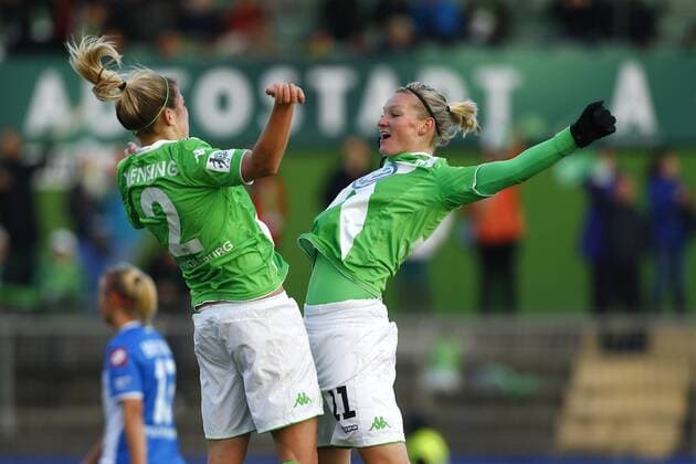 14.12.2014, VfL Stadion am Elsterweg, Wolfsburg, Frauenfussball Ligaspiel, 1. Liga, VfL Wolfsburg vs TSG 1899 Hoffenheim, im Bild Torschuetzin Luisa Wensing (2, VfL Wolfsburg) jubelt springend mit Alexandra Popp (11, VfL Wolfsburg) nach ihrem Tor zum 2:0 fuer Wolfsburg VfL Wolfsburg vs TSG 1899 Hoffenheim