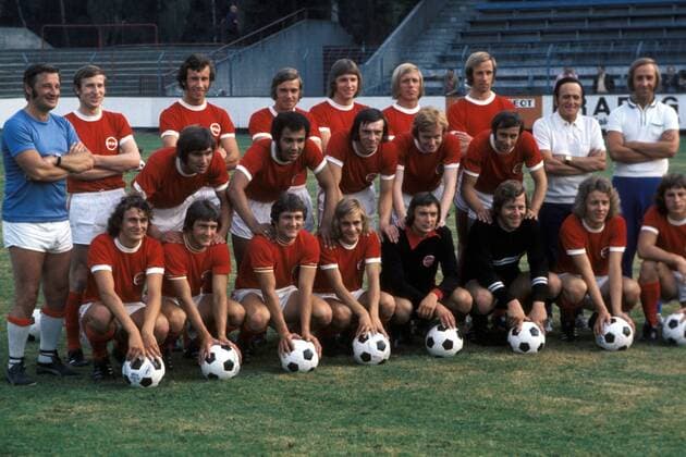 Kader Kickers Offenbach, hi.v.li.: Trainer Gyula Lorant, Egon Schmitt, Amand Theis, Manfred Ritschel, Lothar Skala, Sigfried -Siggi- Held, Betreuer Bellof, Masseur Röder, Mitte: Herbert Meyer, Erwin Kostedde, Nikolaus -Niko- Semlitsch, Winfried Schäfer, Josef Hickersberger, vorn: Dieter Kaster (Müller), Ernst Traser, Heinz Traser, Wilfried Loos, Torhüter Fred Werner Bockholt und Josef Steinmetz, Rainer Blechschmidt, Peter Andres