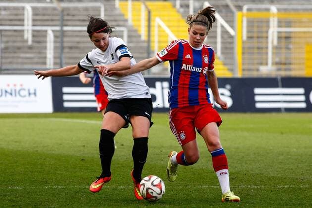 GER, FFBL, FC Bayern Muenchen vs SC Freiburg 14.12.2014, Gruenwalder Stadion, Muenchen, GER, FFBL, FC Bayern Muenchen vs. SC Freiburg , im Bild der Zweikampf zwischen Sylvia Arnold (SC Freiburg 10) und Melanie Leupolz (Bayern 8) nphxRMG