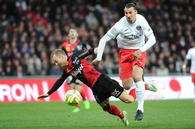 Aktuell Fußball, Frankreich, Ligue 1, EA Guingamp - Paris St. Germain Lars Jacobsen (Guingamp) Zlatan Ibrahimovic (PSG) FOOTBALL : Guingamp vs PSG - Ligue 1 - 14 12 2014 N.LeGouic FEP Panoramic 