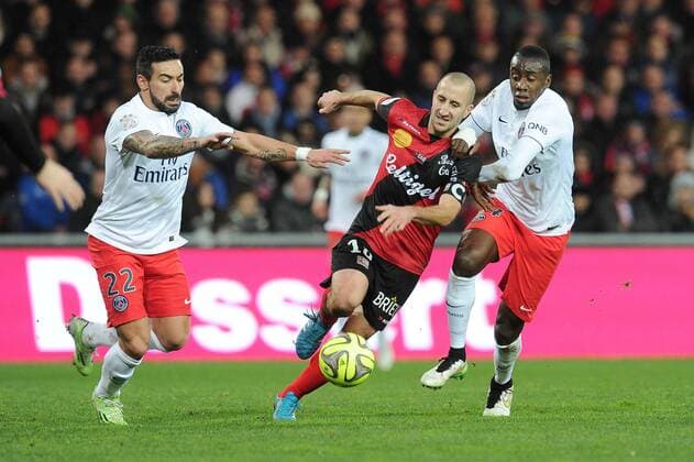 Aktuell Fußball, Frankreich, Ligue 1, EA Guingamp - Paris St. Germain Lionel Mathis (Guingamp) Blaise Matuidi - Ezequiel Lavezzi (PSG) FOOTBALL : Guingamp vs PSG - Ligue 1 - 14 12 2014 N.LeGouic FEP Panoramic 