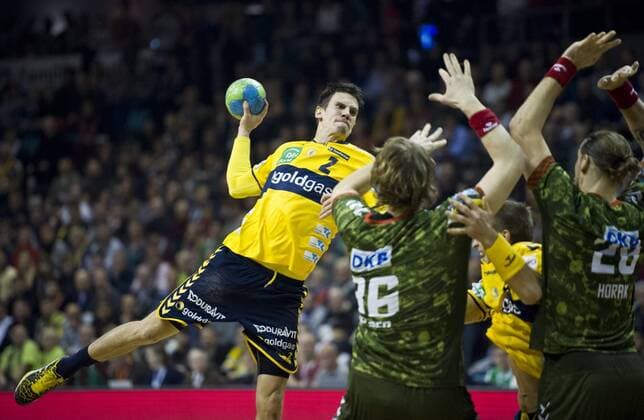 Andy SCHMID (li RNL) gegen Jesper NIELSEN (36 FUE) und Pavel HORAK (28 FUE) Handball 1.Bundesliga - Saison 2014 2015, 17.Spieltag: Fuechse Berlin - Rhein-Neckar-Loewen in Berlin, Deutschland am 14.12.2014,