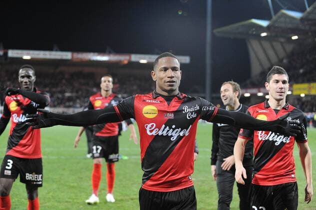 Aktuell Fußball, Frankreich, Ligue 1, EA Guingamp - Paris St. Germain joie Claudio Beauvue - Jeremy Pied (Guingamp) FOOTBALL : Guingamp vs PSG - Ligue 1 - 14 12 2014 N.LeGouic FEP Panoramic 