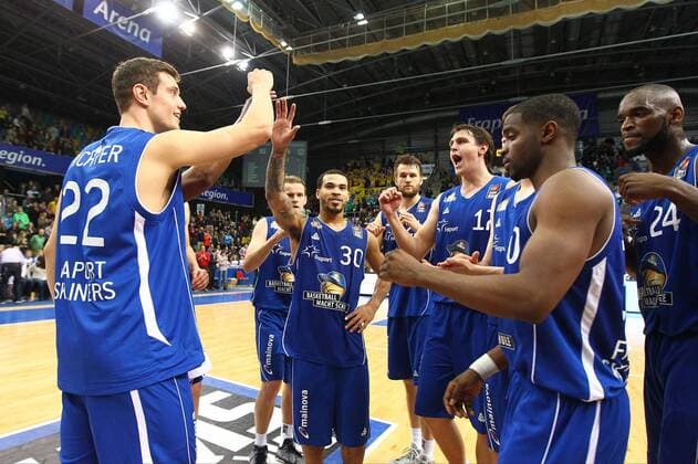 Johannes Richter (Frankfurt), Mikko Koivisto (Frankfurt), Justin Cobbs (Frankfurt), Danilo Barthel (Frankfurt), Johannes Voigtmann (Frankfurt) , Sean Armand (Frankfurt) u. Mike Morrison (Frankfurt) jubeln nach dem Sieg, 1. Basketball-Bundesliga 2014 2015. Fraport Skyliners vs. EWE Baskets Oldenburg, 14.12.2014 EP_rrz
