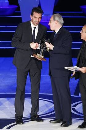 Aktuell Fußball, Italien, Preisverleihung Gran Gala del Calcio Aic in Mailand Gran Gala del Calcio AIC Juventus Turin Gianluigi Buffon - come miglior Torwart - presidente Lega Calcio serie A Maurizio Beretta. xHOCHxZWEIx xItalyxPhotoxPressx 
