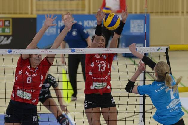 17.12.2014, xtkx, Volleyball 1.Bundesliga Damen, VC Wiesbaden - Dresdner SC, v.l. Jaroslava Pencova (Dresdner SC), Lisa Izquierdo (Dresdner SC), Pauliina Vilponen (VC Wiesbaden),