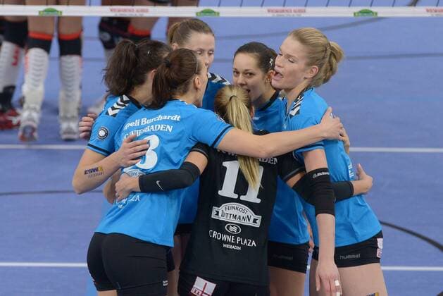 17.12.2014, xtkx, Volleyball 1.Bundesliga Damen, VC Wiesbaden - Dresdner SC, v.l. Regina Mapeli Burchardt (VC Wiesbaden), Iveta Halbichova (VC Wiesbaden) Pauliina Vilponen (VC Wiesbaden),