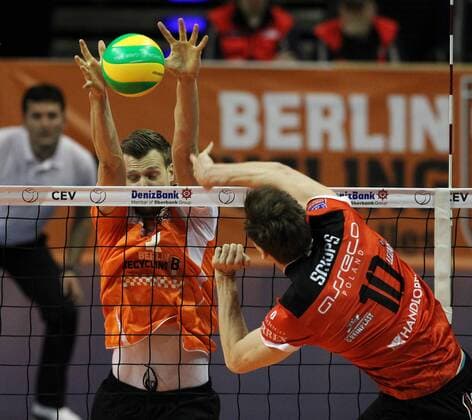 Jochen Schöps im Angriff, Tomas Kmet, Robert Kromm Aktion Spielszene Zweikampf Volleyball CEV DenizBank Championsleague Herren Saison 2014 2015 18.12.2014 BR Volleys Berlin vs. Asseco Resovia Rzeszow