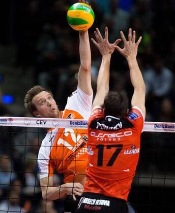Berlin, Deutschland, 18.12.2014: Volleyball CEV Champions League Saison 2014 2015 - BR Volleys - Asseco Resovia Rzeszow. Paul Carroll (BR Volleys 12) gegen den Block aus Nikolay Renchev (Rzeszow 17)