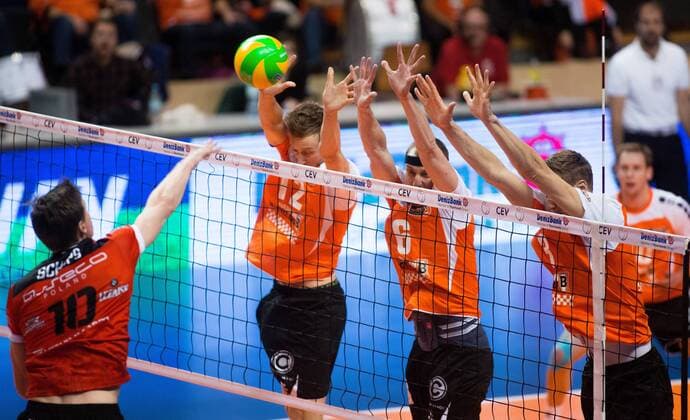 Berlin, Deutschland, 18.12.2014: Volleyball CEV Champions League Saison 2014 2015 - BR Volleys - Asseco Resovia Rzeszow. Jochen Schops (Rzeszow 10) gegen den Block aus v.li. Paul Carroll (BR Volleys 12), Felix Fischer (BR Volleys 6), Robert Kromm (BR Volleys 3)