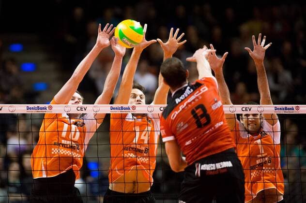Berlin, Deutschland, 18.12.2014: Volleyball CEV Champions League Saison 2014 2015 - BR Volleys - Asseco Resovia Rzeszow. Fabian Drzyzga (Rzeszow 11) gegen den Block aus Sebastian Kühner Kuehner (BR Volleys 10), Tomas Kmet (BR Volleys 14), Scott Joseph Touzinsky (BR Volleys 1)