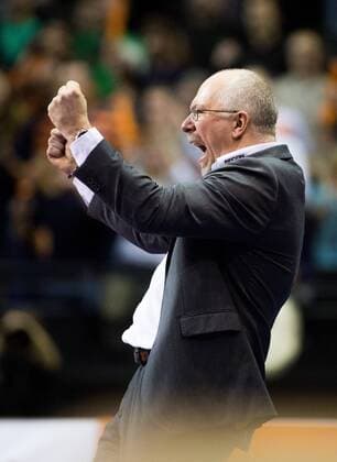 Berlin, Deutschland, 18.12.2014: Volleyball CEV Champions League Saison 2014 2015 - BR Volleys - Asseco Resovia Rzeszow. Trainer Mark Lebedew (BR Volleys) bejubelt den Satzgewinn zum 1:3