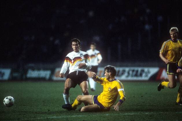BR Deutschland - Schweden in Berlin: Pierre Littbarski (li., BRD) gegen Glenn Hysen (Schweden)