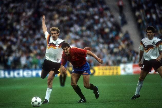 Europameisterschaft Vorrunde, BR Deutschland - Spanien in München: Rudi Völler (li., BRD) gegen Victor Munoz (Spanien)