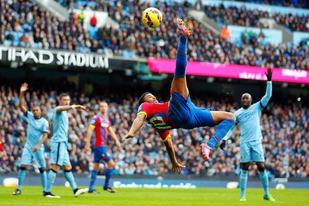20.12.2014. Manchester, England. Barclays Premier League. Manchester City versus Crystal Palace. Crystal Palace forward Fraizer Campbell attempts an overhead kick which was just onside by narrowly misses the goal xPaulxKeevilx  ActionPlus11583967