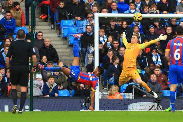 Fraizer Campbell of Crystal Palace tries an overhead kick as Joe Hart of Manchester City attempts a save - Manchester City vs. Crystal Palace - Barclay s Premier League - Etihad Stadium - Manchester - 20 12 2014 EDITORIAL USE ONLY. No use with unauthorised audio, video, data, fixture lists, club league logos or live services. Online in-match use limited to 120 images, no video emulation. No use in betting, games or single club league player publications.