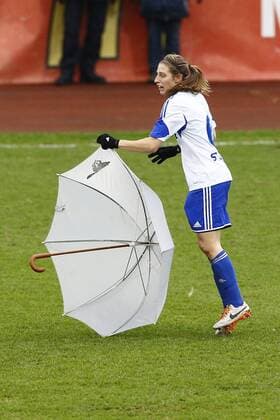 20.12.2014, VfL Stadion am Elsterweg, Wolfsburg, GER, DFB Pokal, Frauen, Viertelfinale, VfL Wolfsburg vs SC Sand, im Bild Rebekah Stott (6, SC Sand) bringt den Regenschirm weg VfL Wolfsburg vs SC Sand