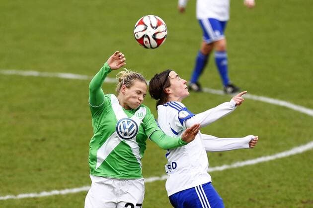 20.12.2014, VfL Stadion am Elsterweg, Wolfsburg, GER, DFB Pokal, Frauen, Viertelfinale, VfL Wolfsburg vs SC Sand, im Bild Isabel Kerschowski (27, VfL Wolfsburg, li.) im Kopfballduell mit Anne van Bonn (7, SC Sand) VfL Wolfsburg vs SC Sand