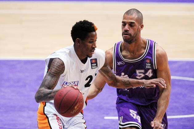 Will Clyburn (ratiopharm ulm) (L, am Ball; Jamal Boykin (BG Goettingen) (R) Basketball --- 1. Bundesliga, BBL --- BG Goettingen vs ratiopharm ulm --- 20.12.2014 , EP_RSL