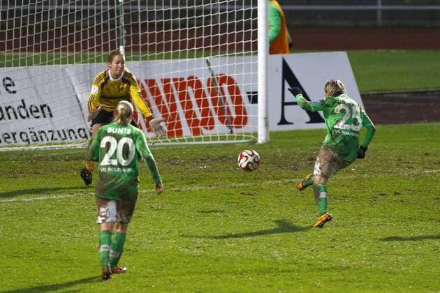 20.12.2014, VfL Stadion am Elsterweg, Wolfsburg, GER, DFB Pokal, Frauen, Viertelfinale, VfL Wolfsburg vs SC Sand, im Bild Martina Mueller (25, VfL Wolfsburg) erzielt den Siegtreffer zum 2:1 fuer Wolfsburg VfL Wolfsburg vs SC Sand