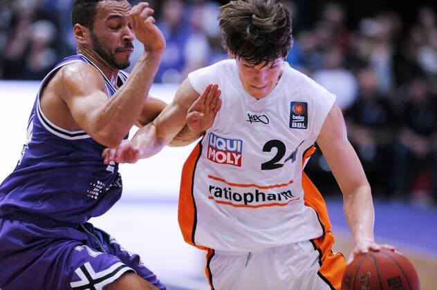 Jaka Klobucar (ratiopharm ulm) (R, am Ball) und Acha Njei (BG Goettingen) Basketball --- 1. Bundesliga, BBL --- BG Goettingen vs ratiopharm ulm --- 20.12.2014 , EP_RSL