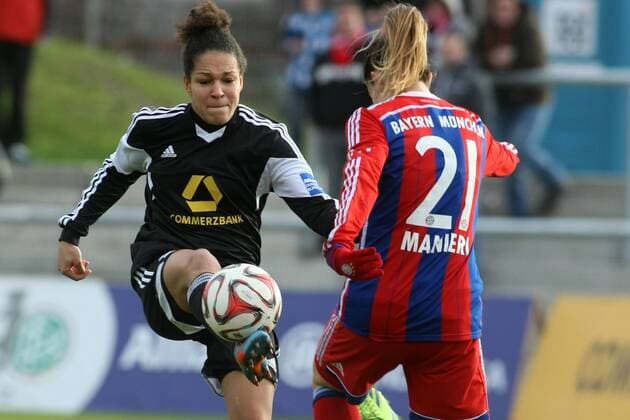 DFB-Pokal der Frauen, Viertelfinale: 1. FFC Frankfurt - FC Bayern München am Sonntag (21.12.2014) im Stadion am Brentanobad in Frankfurt am Main. Celia Sasic (1. FFC Frankfurt, L), Raffaella Manieri (FC Bayern München).