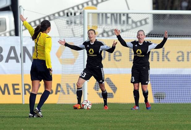 21.12.2014, xnrx, Fussball DFB Pokal Damen, 1.FFC Frankfurt - FC Bayern Muenchen, v.l. Bianca Schmidt (1.FFC Frankfurt), Marith Priessen (1.FFC Frankfurt)