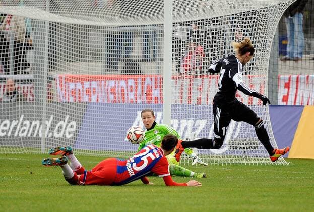 21.12.2014, xnrx, Fussball DFB Pokal Damen, 1.FFC Frankfurt - FC Bayern Muenchen, v.l. Manuela Zinsberger (FC Bayern München Frauen), Viktoria Schnaderbeck (FC Bayern München Frauen), Simone Laudehr (1.FFC Frankfurt)