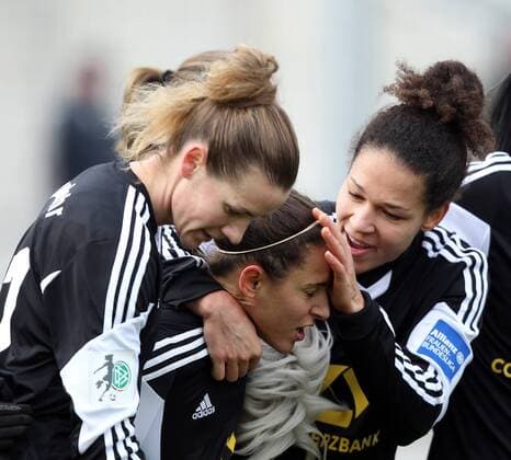Fussball, DFB-Pokal der Frauen, 1. FFC Frankfurt - FC Bayern München, v.l. Veronica Vero Boquete Giadans (1. FFC Frankfurt) und Celia Sasic (1. FFC Frankfurt) mit Torjubel, celebrate the goal, goal celebration, Jubel über das Tor 1:0 xmrx