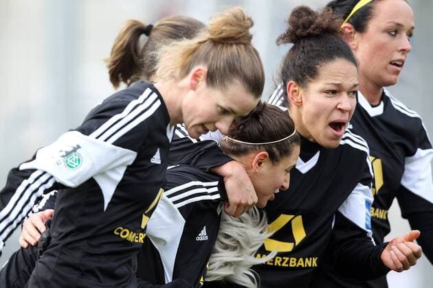 Fussball, DFB-Pokal der Frauen, 1. FFC Frankfurt - FC Bayern München, v.l. Veronica Vero Boquete Giadans (1. FFC Frankfurt) und Celia Sasic (1. FFC Frankfurt) mit Torjubel, celebrate the goal, goal celebration, Jubel über das Tor 1:0 xmrx