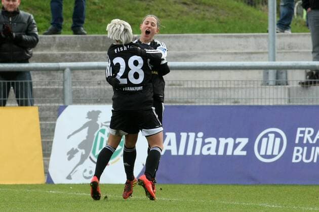 DFB-Pokal der Frauen, Viertelfinale: 1. FFC Frankfurt - FC Bayern München am Sonntag (21.12.2014) im Stadion am Brentanobad in Frankfurt am Main. Jubel nach 1:0 durch Veronica Boquete (1. FFC Frankfurt, rechts), links Jessica Fishlock (1. FFC Frankfurt).