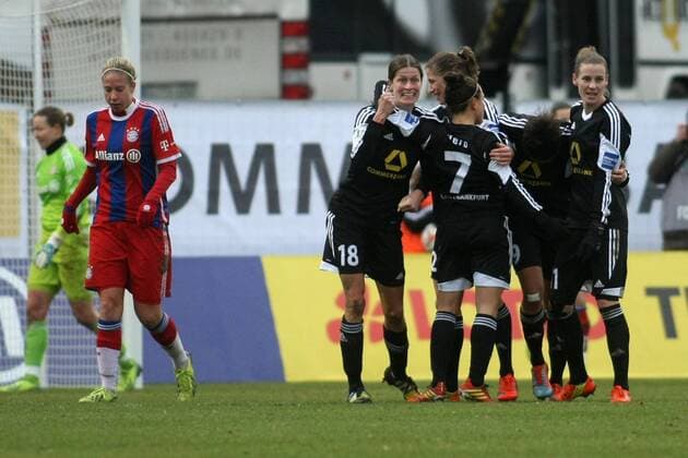 DFB-Pokal der Frauen, Viertelfinale: 1. FFC Frankfurt - FC Bayern München am Sonntag (21.12.2014) im Stadion am Brentanobad in Frankfurt am Main. Jubel nach 3:0 durch Kerstin Garefrekes (1. FFC Frankfurt).