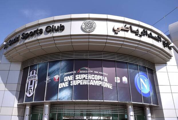 FUSSBALL INTERNATIONAL Supercoppa Italia Finale 2014 in Doha Juventus Turin - SSC Neapel - Ein Werbebanner am Eingang des Al Sadd Stadion in Doha 