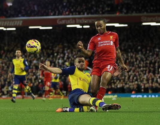 Aktuell Fußball, England, Premier League, FC Liverpool - FC Arsenal Liverpool s Raheem Sterling tussles with Arsenal s Mathieu Debuchy Barclays Premier League - Liverpool vs Arsenal - Anfield - England - 21st December 2014 - Picture David Klein Sportimage EDITORIAL USE ONLY. No use with unauthorised audio, video, data, fixture lists, club league logos or live services. Online in-match use limited to 120 images, no video emulation. No use in betting, games or single club league player publications.
