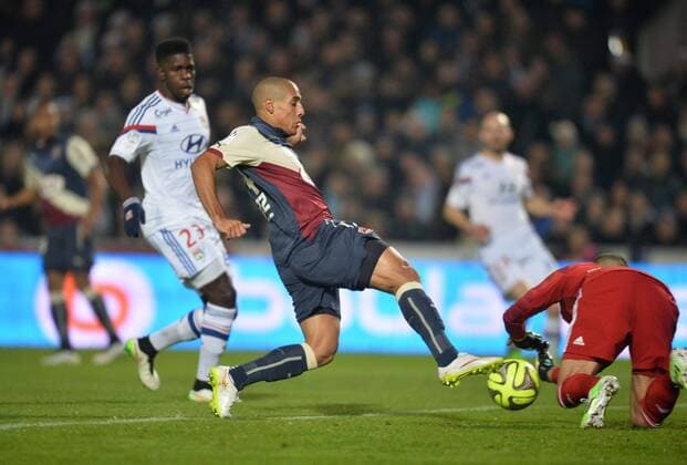 Aktuell Fußball, Frankreich, Ligue 1, Girondins Bordeaux - Olympique Lyon Whabi Khazri (bor) - Anthony Lopes (lyo) FOOTBALL : Bordeaux vs Lyon - Ligue 1 - 21 12 2014 AnthonyBIBARD FEP Panoramic 