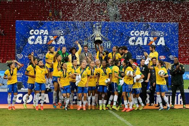 Brazil s players celebrate during the awarding ceremony after the match between Brazil and the United States of the 2014 International Women s Football Tournament of Brasilia in Brasilia, capital of Brazil, Dec. 21, 2014. Brazil claimed the title after a 0-0 draw over the United States on Sunday. ) (SP)BRAZIL-BRASILIA-WOMEN S FOOTBALL TOURNAMENT-BRAZIL VS USA XuxZijian 