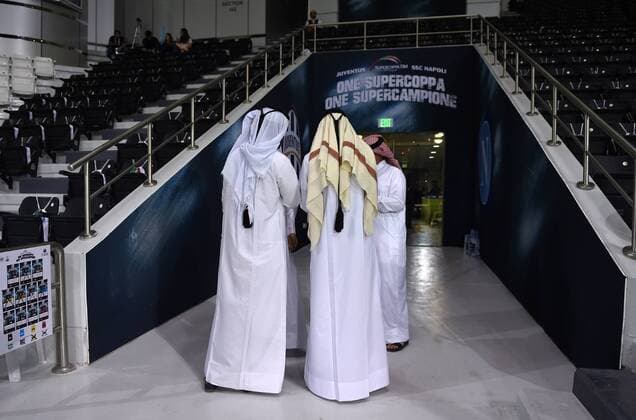 FUSSBALL INTERNATIONAL Supercoppa Italia Finale 2014 in Doha Juventus Turin - SSC Neapel 22.12.2014 Katarische Ordner am Eingang des Al Sadd Stadion 