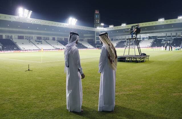FUSSBALL INTERNATIONAL Supercoppa Italia Finale 2014 in Doha Juventus Turin - SSC Neapel 22.12.2014 Zwei katarische Ordner am Eingang zum Innenraum des Al Sadd Stadion 
