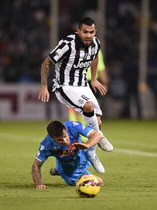 FUSSBALL INTERNATIONAL Supercoppa Italia Finale 2014 in Doha Juventus Turin - SSC Neapel 22.12.2014 CARLOS TEVEZ (JUVENTUS TURIN oben) gegen Christian Maggio (SSC Neapel) 