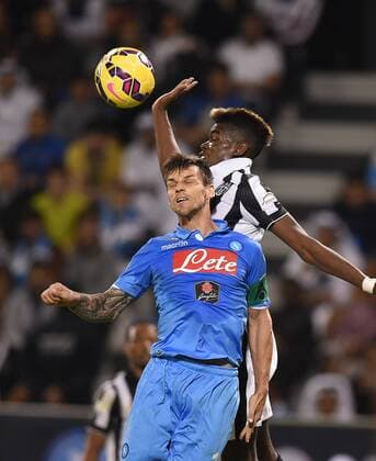 FUSSBALL INTERNATIONAL Supercoppa Italia Finale 2014 in Doha Juventus Turin - SSC Neapel 22.12.2014 Christian Maggio (SSC Neapel vorne) gegen Paul Pogba (Juventus Turin) 