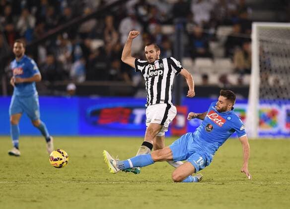 FUSSBALL INTERNATIONAL Supercoppa Italia Finale 2014 in Doha Juventus Turin - SSC Neapel 22.12.2014 Giorgio Chiellini (Juventus Turin links) gegen Goran Pandev (SSC Neapel) 
