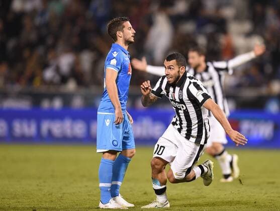 FUSSBALL INTERNATIONAL Supercoppa Italia Finale 2014 in Doha Juventus Turin - SSC Neapel 22.12.2014 Carlos Tevez (Juventus Turin rechts) jubelt nach seinem Tor zum 2:1 waehrend Dries Mertens (SSC Neapel links) enttaeuscht ist. 