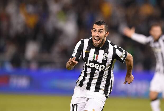 FUSSBALL INTERNATIONAL Supercoppa Italia Finale 2014 in Doha Juventus Turin - SSC Neapel 22.12.2014 Carlos Tevez (Juventus Turin rechts) jubelt nach seinem Tor zum 2:1. 